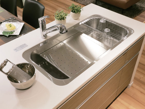Kitchen.  [Utility sink] Easy cooking with wide sink a width of about 90cm. Combines and middle space and wide cooking space that can be used for multi-purpose, It has achieved a more efficient and comfortable cooking space.