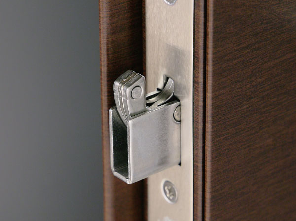 Security.  [Sickle dead bolt lock] Installing a lock that is effective to act pry such as by bar. High security function is obtained, It is safe.