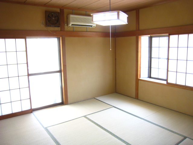 Other room space. Japanese-style two-sided lighting! Veranda side is east