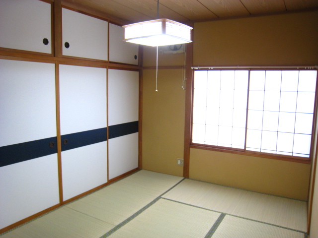 Living and room. Japanese-style room to connect with LDK wall side is one side storage! Futon also housed ◎