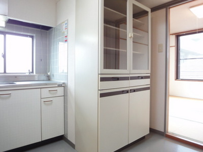 Kitchen. Yes storage rack! 