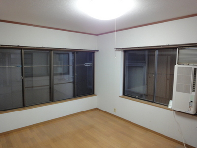 Living and room. Western-style windows 2 sides