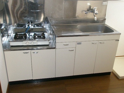 Kitchen. 2-neck is equipped with gas stove. 
