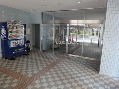Other common areas. There vending machine in the entrance! 