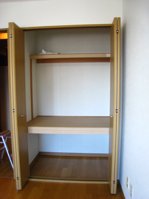 Receipt. There is a Western-style closet shelf organized is is easy to