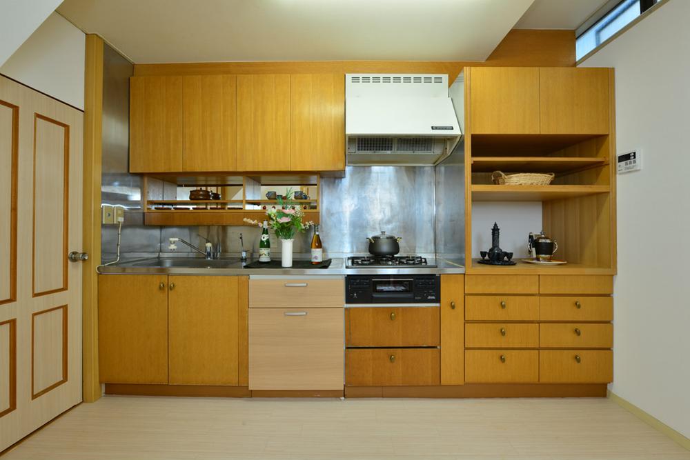 Kitchen. Indoor (11 May 2012) shooting