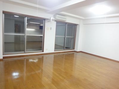 Living and room. 21 Pledge of LDK! It is spacious! 