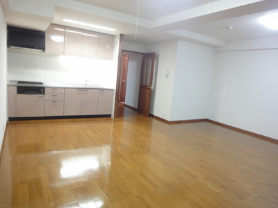 Living and room. Air conditioning ・ With lighting! Spacious of 21 quires living! 