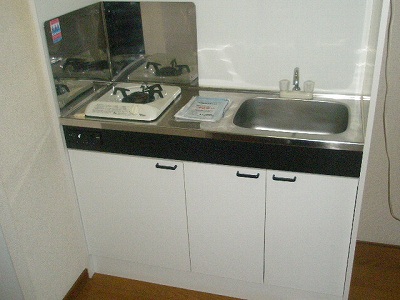 Kitchen. 1-neck is equipped with gas stove. 