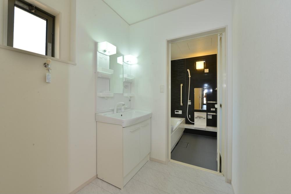 Wash basin, toilet. Room (August 2013) Shooting