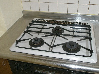 Kitchen. 3-neck is equipped with gas stove. 