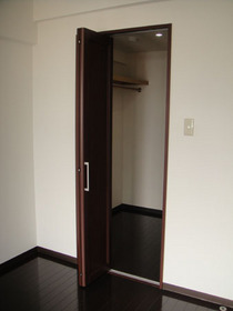 Living and room. Walk-in closet