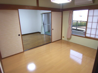 Living and room. It is the east side room. It has been changed to flooring. 