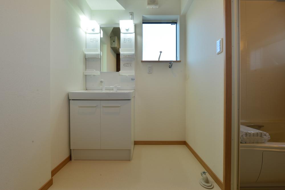 Wash basin, toilet. Indoor (12 May 2013) Shooting