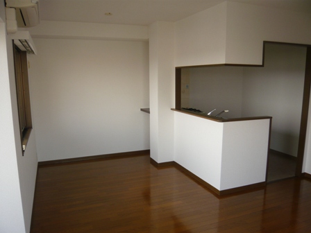 Living and room. It is a reference photograph of the same type of room. (I will give priority to the current state. )