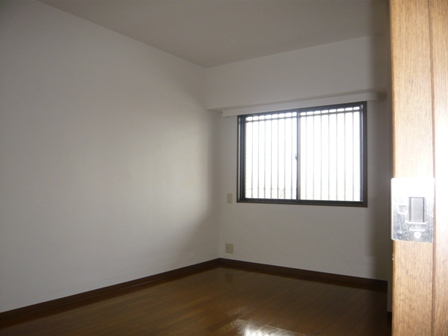 Other room space. It is a reference photograph of the same type of room. (I will give priority to the current state. )