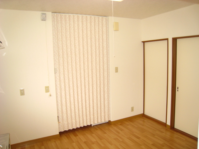 Kitchen. Undressing room is bulkhead. Accordion curtain