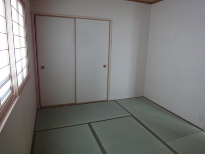 Living and room. But it is also useful for visitors and Japanese-style room also one room! 