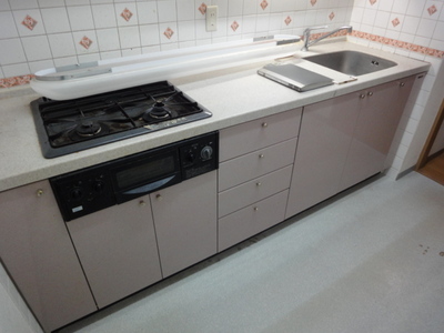 Kitchen. This is a system kitchen with a gas stove! 