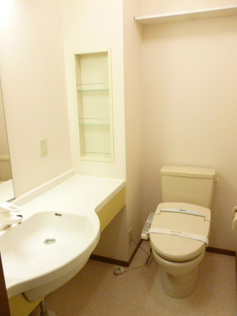 Toilet. Same type of floor plan reference photograph