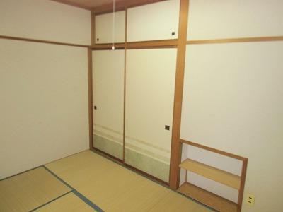 Non-living room. Closet between the entrance side 6 tatami