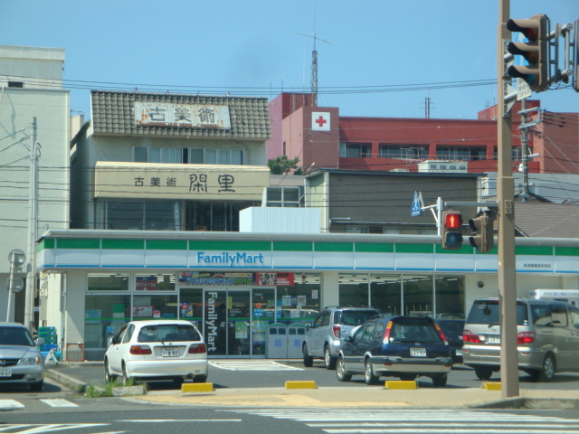 Convenience store. 572m to FamilyMart Niigata Shogyokokomae store (convenience store)