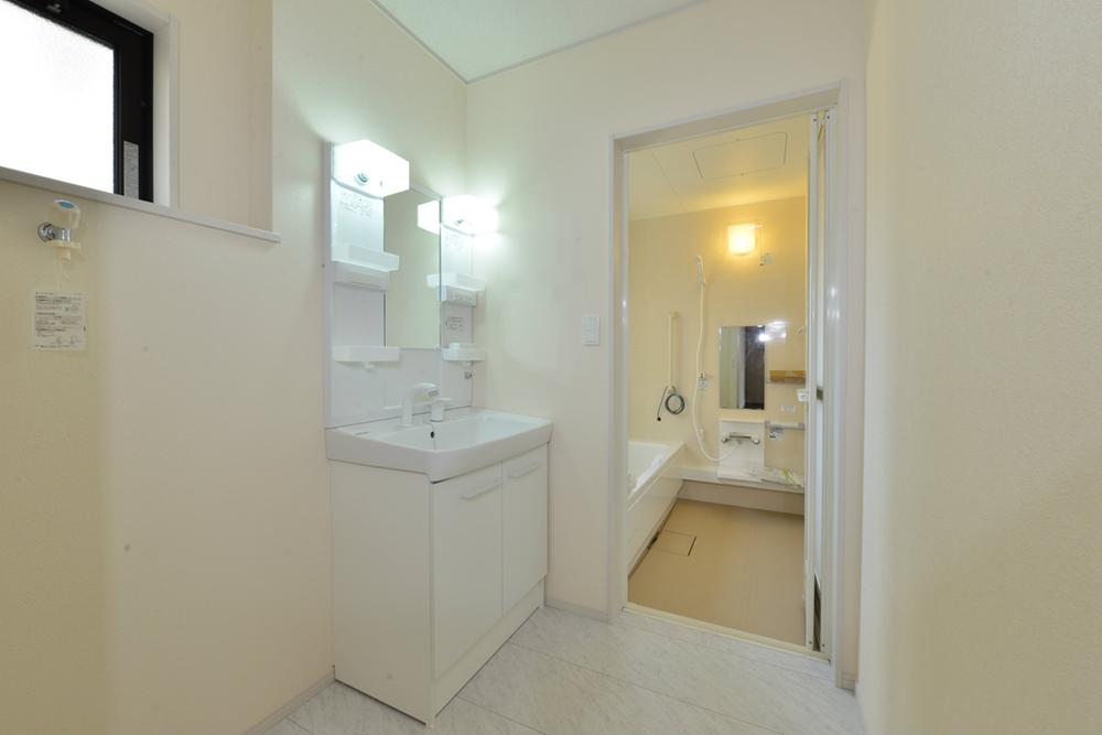 Wash basin, toilet. Room (August 2013) Shooting