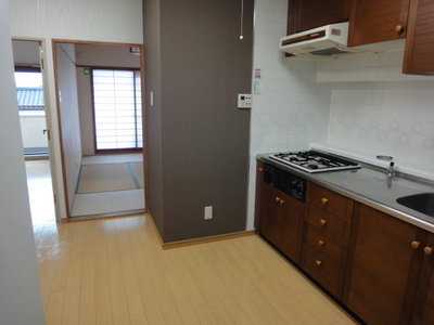 Living and room. Western and Japanese-style room from the kitchen is connected! 