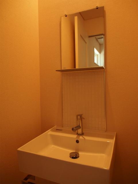 Wash basin, toilet. Room (May 2013) Shooting