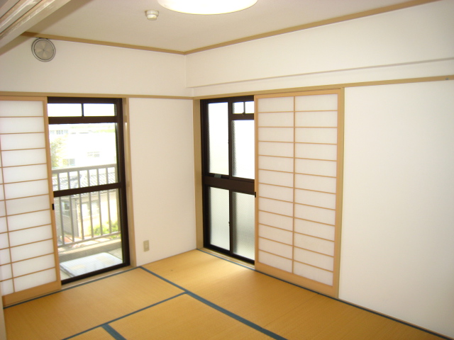Other room space. Tatami will Omotegae before occupancy
