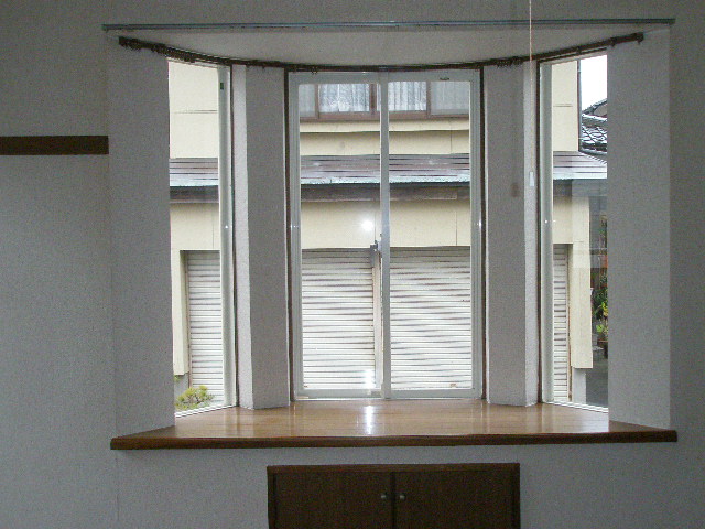 Other Equipment. Western-style window is a bay window. 