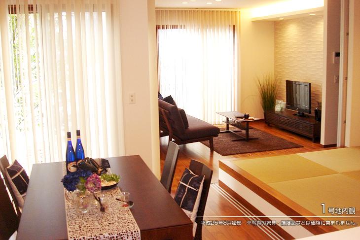 Living.  [No. 1 destination] [Introspection Photo] 2013 August shooting  ※ Photos furniture ・ Such as furniture are not included in the price. 