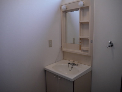 Washroom. It is useful to have: washbasin! There is a window in the dressing room. 