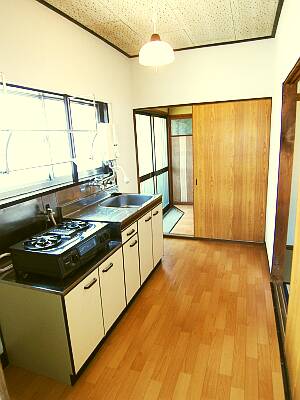 Kitchen. Gas range ・ Microwave