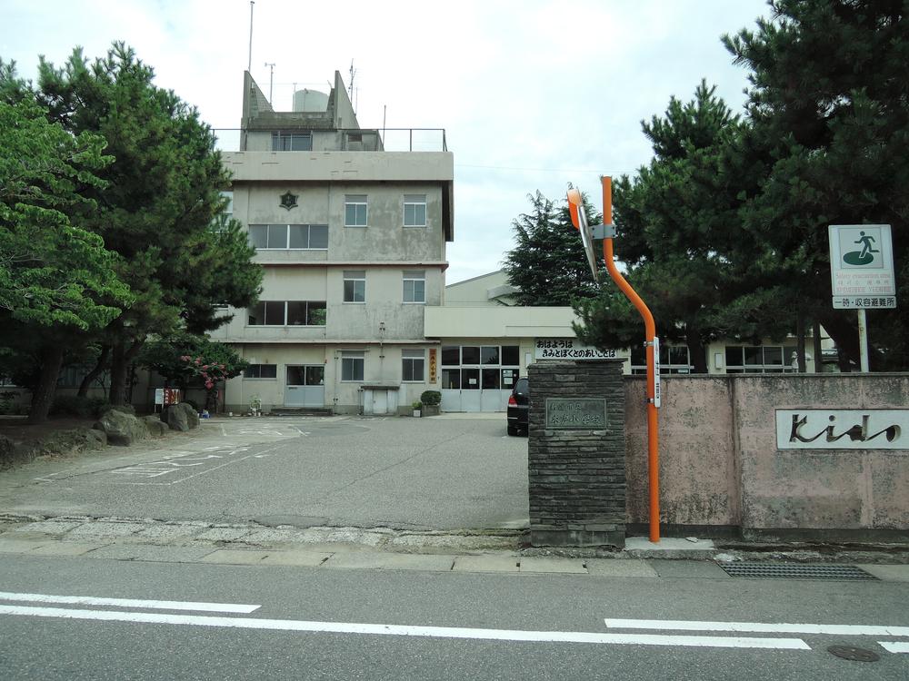 Primary school. 739m to Niigata City Kido Elementary School