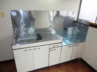 Kitchen. 2-neck is a gas stove can be installed. 