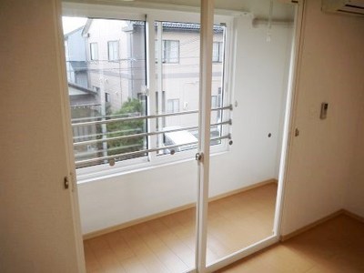 Balcony. Sun Room: You can put even such little shelf! 