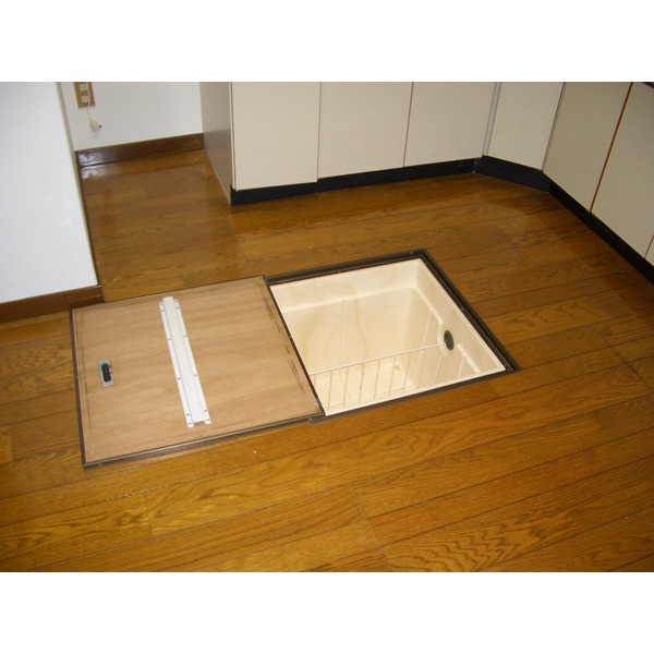 Kitchen. Underfloor Storage