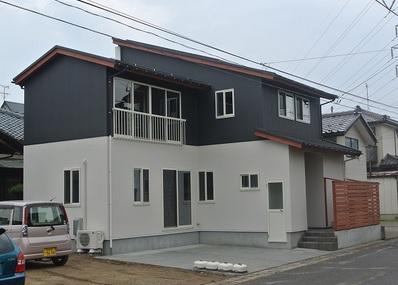 Local appearance photo. Photovoltaic generator has riding on the roof. Stylish appearance and functionality with plenty of room. 