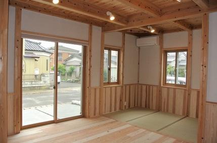 Living. And tatami space as it is possible and Golon, It is useful for the child care! Of course, peace of mind space because air is clean