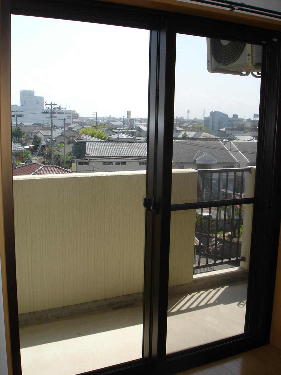 Living and room. Double sash is soundproof and condensation prevention effect ◎ (The photograph is the fourth floor see photo)