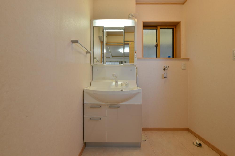 Wash basin, toilet