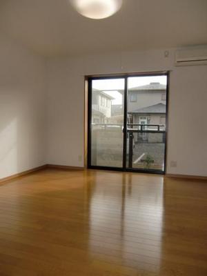 Living and room. Zenshitsuminami is facing room! 