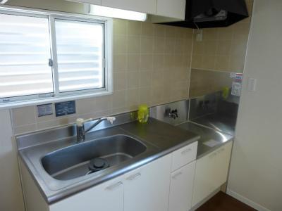 Kitchen. Gas stove 2 burners installed Allowed