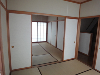 Living and room. Spacious and connect the Japanese-style room 4.5 Pledge and the Japanese-style room 6 quires