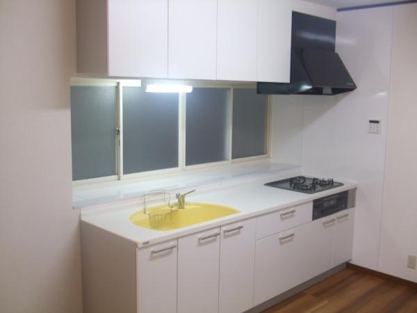 Kitchen. System kitchen is made of Yamaha, Worktop is artificial marble