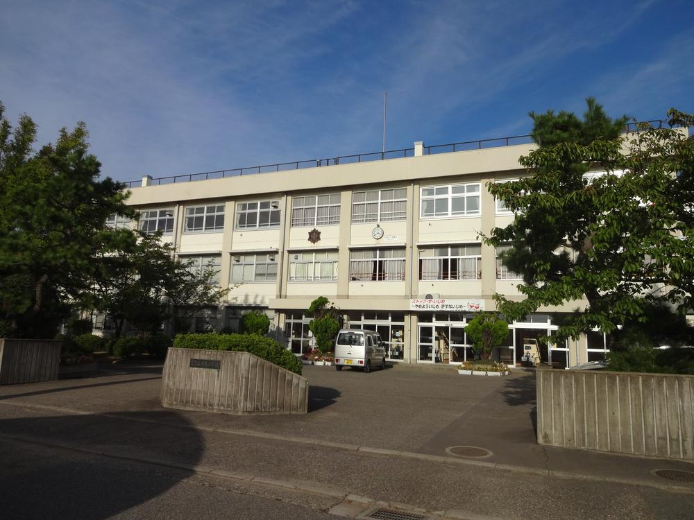 Primary school. 1811m to Niigata Municipal Sakaihigashi Elementary School