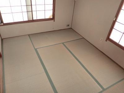 Living and room. Window there are two Japanese-style room is bright