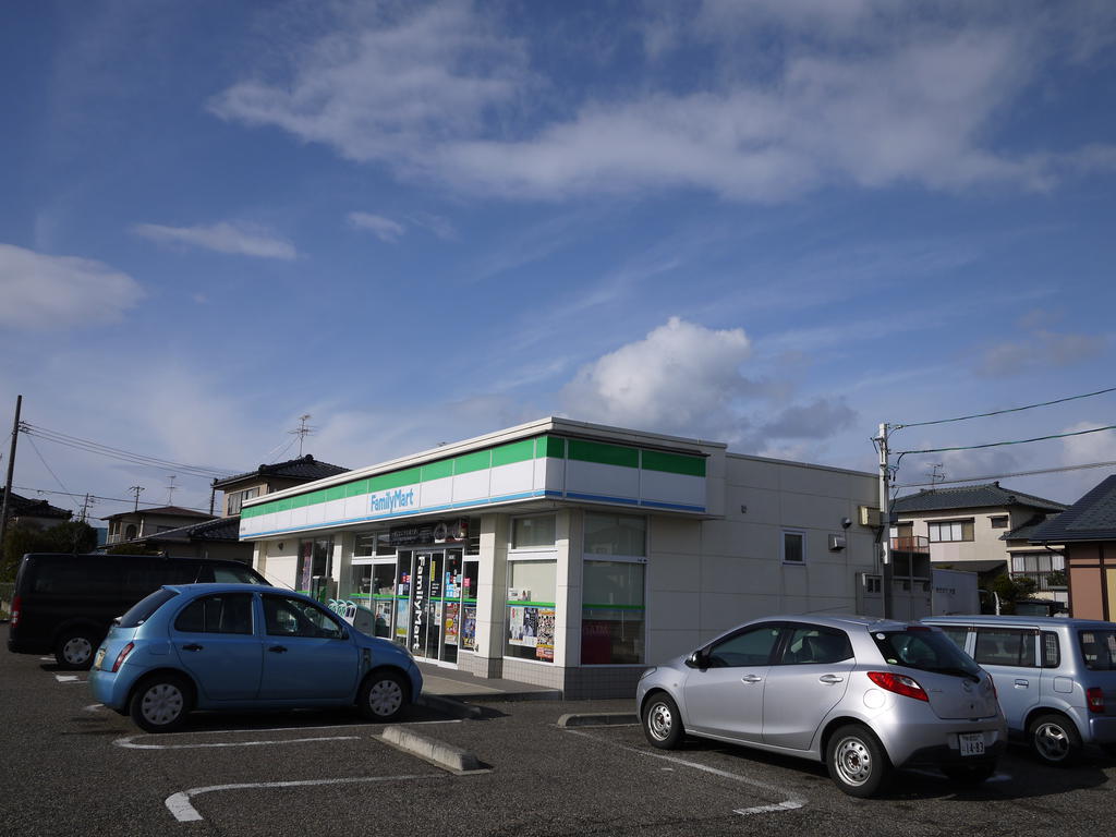 Convenience store. FamilyMart Niigata Kobariminami store up (convenience store) 142m