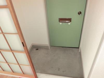 Entrance. Since the washing machine storage is in the entrance kitchen is used widely